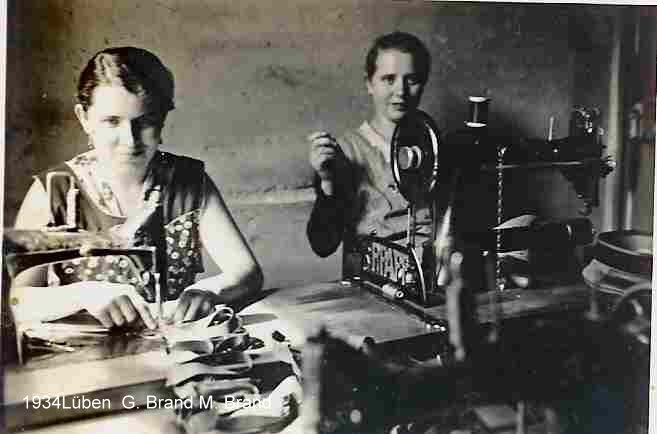 1934 Martha Brand und Gertrud Wersich beim Mützennähen